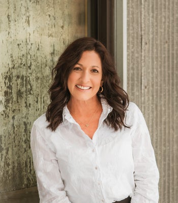 Portrait of Kellie Lundgren, Realtor.